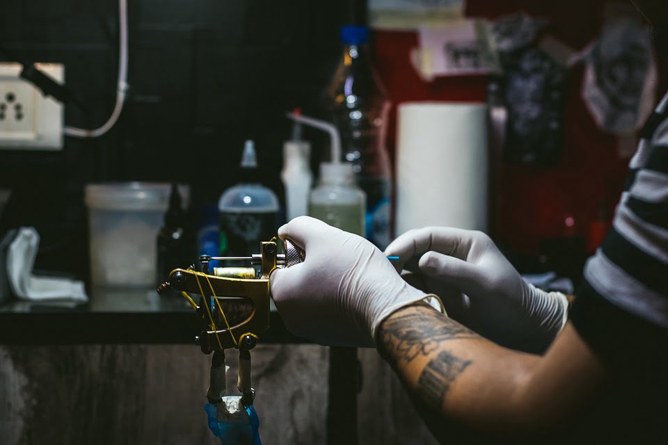 Why do tattoo artists discourage the use of numbing cream?